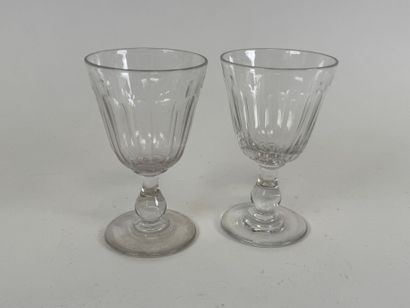 Neuf flûtes à champagne en verre et cristal.
H....
