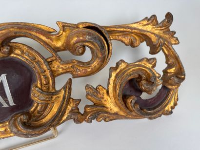 Élément bois sculpté et ajouré à décor feuillagé,...