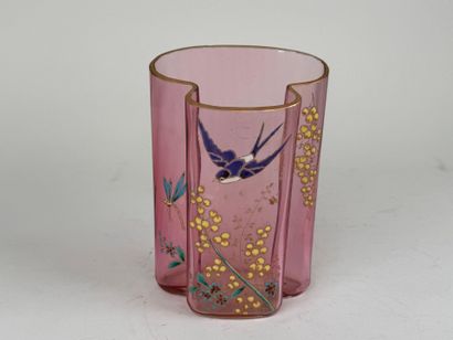 Vase droit à doublure en verre teinté rose...