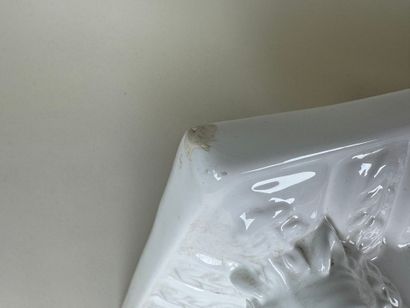 Paire de consoles en céramique blanche à...
