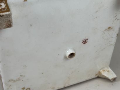 Important cache-pot en porcelaine polychrome...