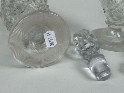 Paire de flacons en cristal taillé à décor...