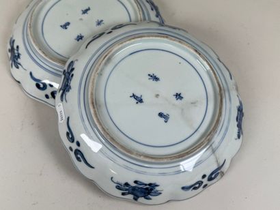 Style IMARI, JAPON, XXe.
Paire d'assiettes...