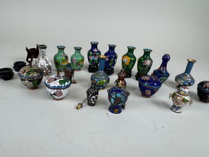 Collection de 18 miniatures en laiton cloisonné...