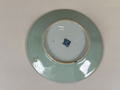 CHINE.
Assiette ou plat circulaire en porcelaine...