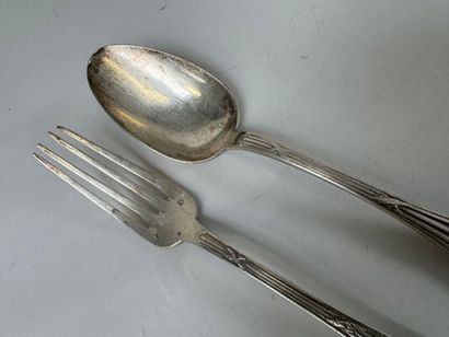 Couvert de table en argent à décor de jonc...