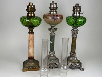 Trois lampes à pétrole en marbre, onyx, régule,...