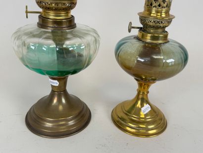 Deux lampes à pétrole en laiton et verre.
H....