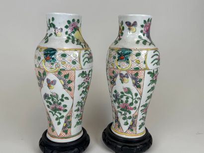 CHINE, XXe.
Paire de vases en porcelaine...