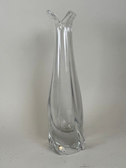 DAUM France.
Vase soliflore en cristal moulé...