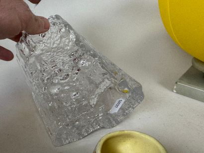 Lot comprenant :
- un vase en verre de forme...