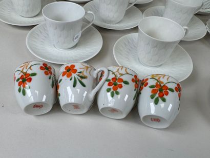 HAVILAND à Limoges.
8 tasses et 8 sous-tasses...