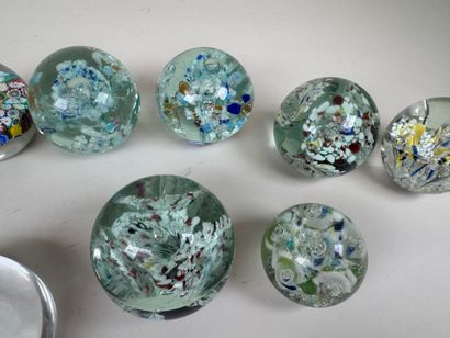 Collection de 10 boules ou presse-papiers...