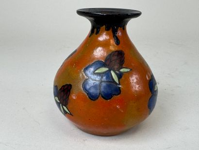 GUENOIT à Paris (?).
Petit vase en verre...
