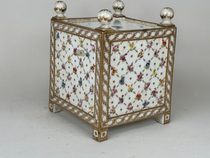 Important cache-pot en porcelaine polychrome...