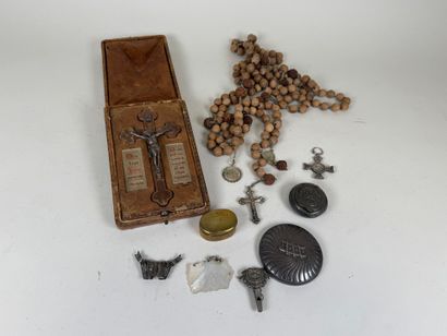 Lot religieux comprenant :
- un Christ en...