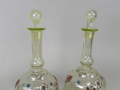 Paire de carafes en verre coloré à décor...
