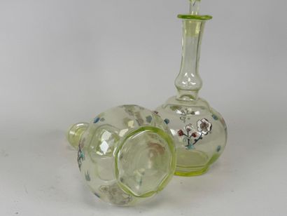 Paire de carafes en verre coloré à décor...