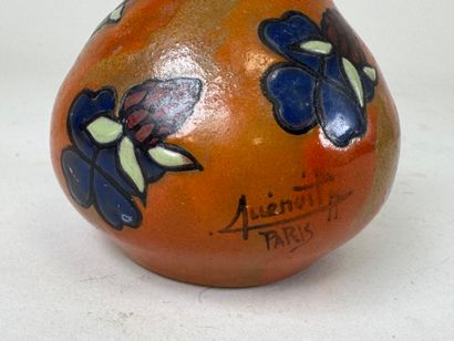 GUENOIT à Paris (?).
Petit vase en verre...