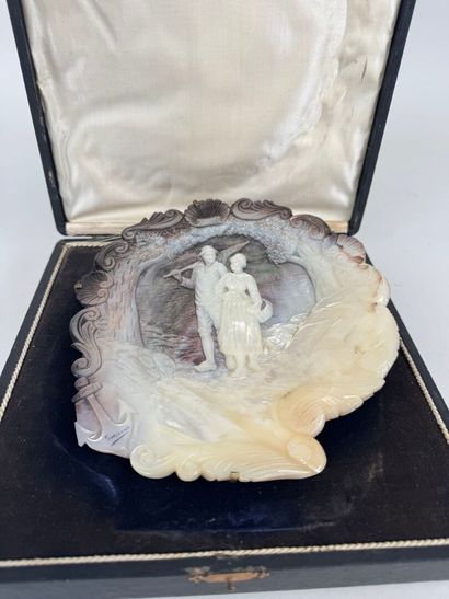 Souvenir de voyage figurant une nacre finement...