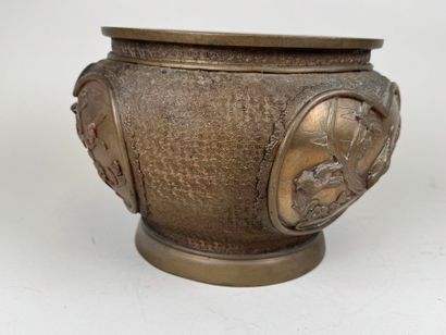 JAPON, vers 1900. 
Cache-pot en bronze à...