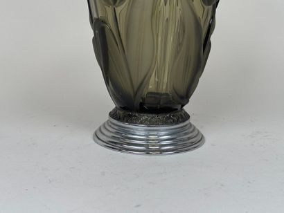 Vase en verre coloré à décor en relief de...