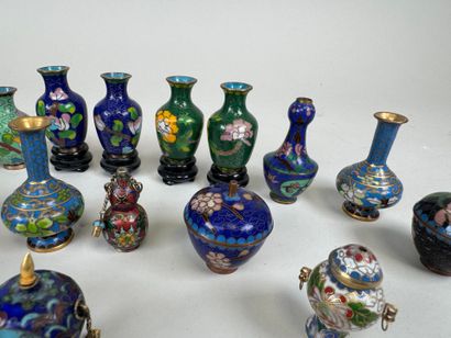 Collection de 18 miniatures en laiton cloisonné...