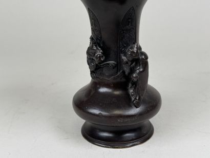 JAPON, fin XIXe. 
Vase en bronze patiné brun...
