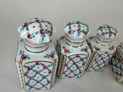 Nécessaire de toilette en porcelaine polychrome...