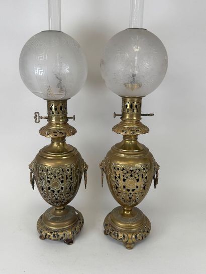 Paire de lampes à pétrole en bronze ajouré...