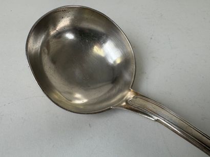 Importante louche en argent, modèle à filets....