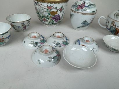 Service à thé en porcelaine comprenant une...