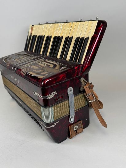 HOHNER.
VERDI IIIF.
Piano key accordion.
37...