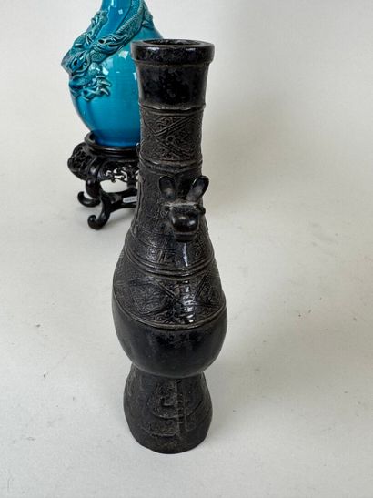 ASIE, XXe.
Vase bouteille en céramique bleue...