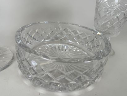 Lot en cristal taillé comprenant une coupe...