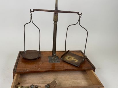 Petite balance trébuchet de voyage en bois...