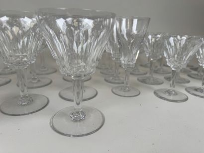 BACCARAT.
Partie de service de verres en...