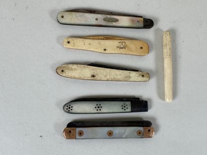 Cinq petits couteaux de poche en nacre ou...