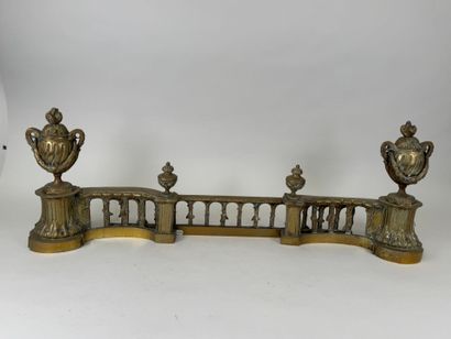 Garniture de cheminée en bronze doré et ajouré...