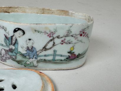 ASIE, XXe.
Petit coffret senteur en porcelaine...