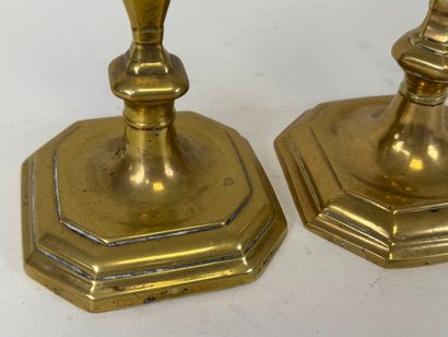 Deux flambeaux en bronze, la base octogonale.
XXe.
H....