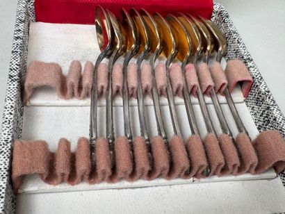 Suite de douze petites cuillères en métal...