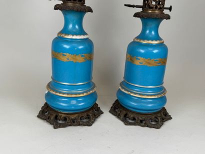 Paire de lampes en porcelaine polychrome...