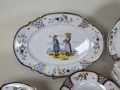 H.B. QUIMPER.
Deux plats de service, 3 assiettes...