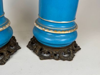 Paire de lampes en porcelaine polychrome...