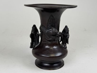 JAPON, fin XIXe. 
Vase en bronze patiné brun...