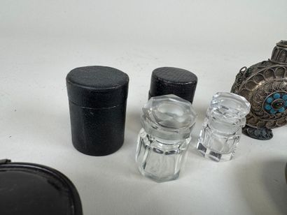 Collection de petites boites en corne, bois...