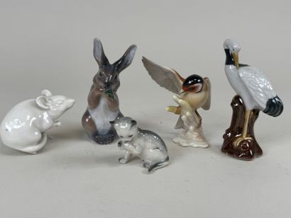 Cinq petits sujets en porcelaine polychrome...