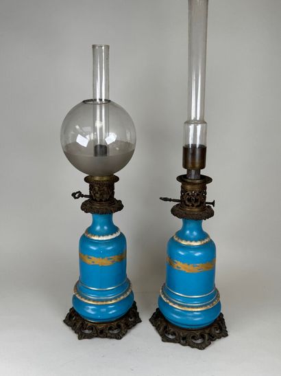 Paire de lampes en porcelaine polychrome...