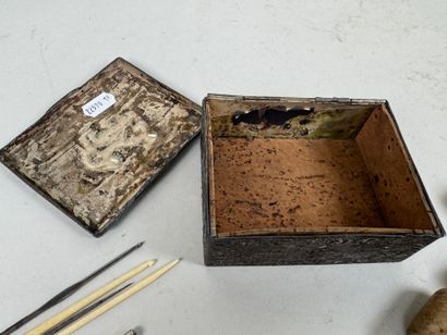 Lot comprising: - a rectangular repoussé...